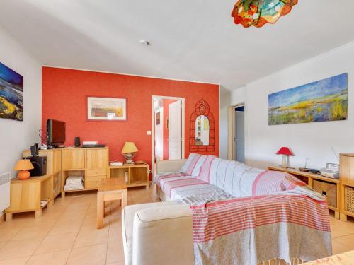 een woonkamer met een bank en een tv bij Cozy Villa in Roquebrun with Private Pool in Roquebrun