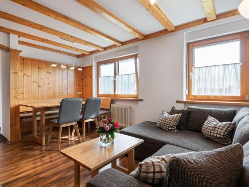 ein Wohnzimmer mit einem Sofa und einem Tisch in der Unterkunft Apartment in the valley of the Black Forest in Bernau im Schwarzwald