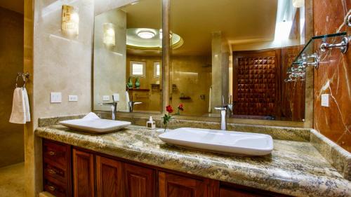 Ένα μπάνιο στο Puerto Vallarta South Shore Luxury Suites,