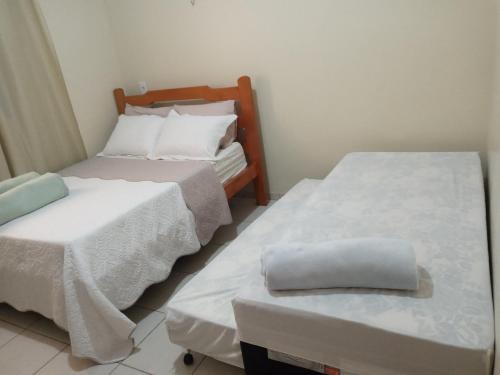 dwa łóżka siedzące obok siebie w pokoju w obiekcie Casa de temporadas Simone/ Rafael w mieście Carolina
