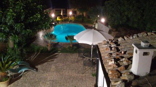 Výhled na bazén z ubytování Holiday villa Gelso - Ragusa nebo okolí