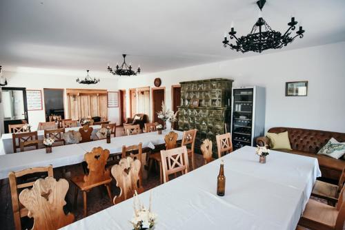 une grande salle à manger avec une grande table et des chaises dans l'établissement Somló Kolonics Kúria, à Somlóvásárhely