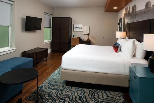 Postel nebo postele na pokoji v ubytování Hotel Indigo Spokane Downtown by IHG