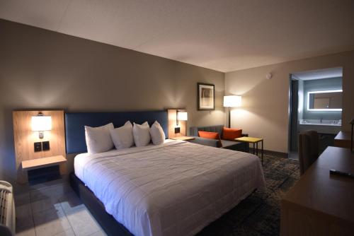 Säng eller sängar i ett rum på Baymont by Wyndham Pine Grove
