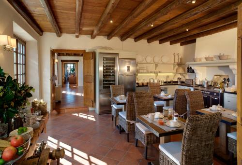 cocina y comedor con mesas y sillas en Agriturismo La Vigna di Sarah, en Vittorio Veneto
