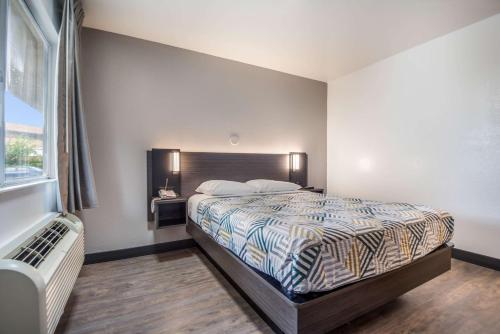 a bedroom with a bed and a window at Motel 6-College Station, TX - Bryan in College Station