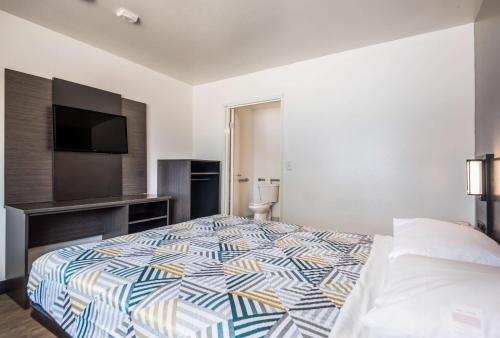 a bedroom with a bed and a flat screen tv at Motel 6-College Station, TX - Bryan in College Station