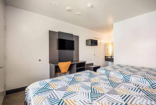a hotel room with a bed and a desk at Motel 6-College Station, TX - Bryan in College Station