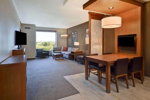Μια τηλεόραση ή/και κέντρο ψυχαγωγίας στο Hyatt Place Huntsville - Research Park - Redstone