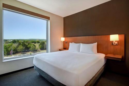 Ένα ή περισσότερα κρεβάτια σε δωμάτιο στο Hyatt Place Huntsville - Research Park - Redstone
