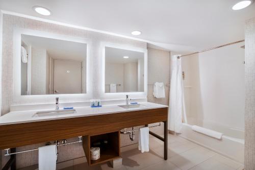 Ванная комната в Holiday Inn Express & Suites Langley, an IHG Hotel