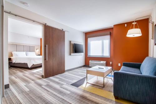 Кровать или кровати в номере Holiday Inn Express & Suites Langley, an IHG Hotel