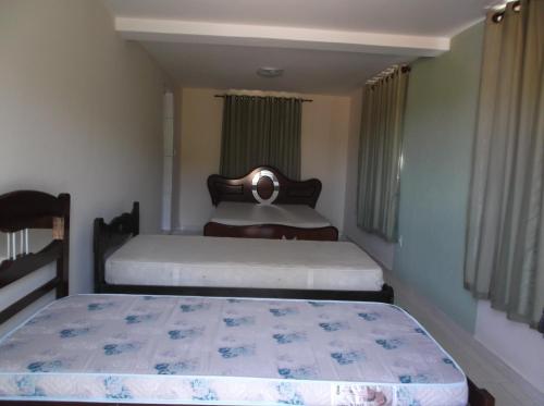 估納的住宿－Sitio Cantinho Verde Cedro，一间卧室,配有两张床