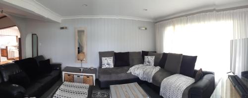 Ein Sitzbereich in der Unterkunft Sunseeker Lodge