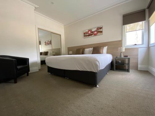 a hotel room with a bed and a tv at Campaspe Lodge in Echuca