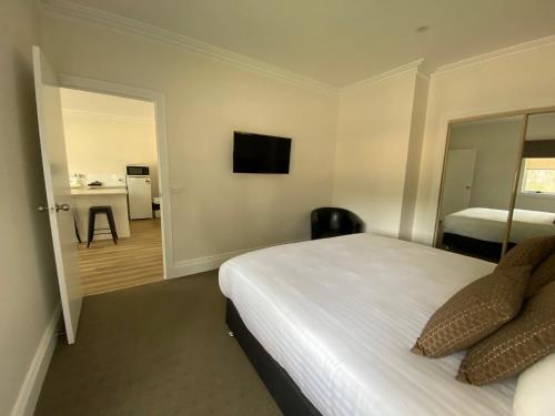 a hotel room with a bed and a television at Campaspe Lodge in Echuca