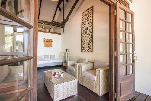 a living room with a couch and a table at Le Coconut Lodge in Avatoru
