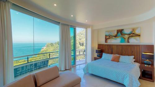 Ένα ή περισσότερα κρεβάτια σε δωμάτιο στο Puerto Vallarta South Shore Luxury Suites,