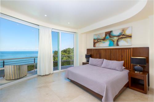 Ένα ή περισσότερα κρεβάτια σε δωμάτιο στο Puerto Vallarta South Shore Luxury Suites,