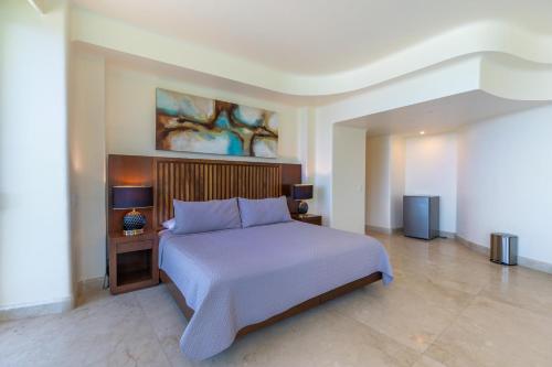 Ένα ή περισσότερα κρεβάτια σε δωμάτιο στο Puerto Vallarta South Shore Luxury Suites,