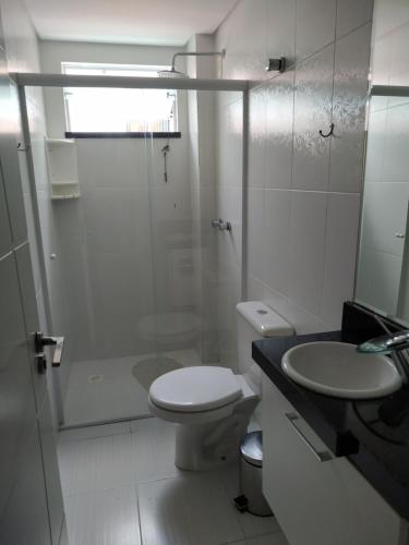 a bathroom with a toilet and a shower and a sink at Vivendas Summer Beach Apto Particular in Bombinhas