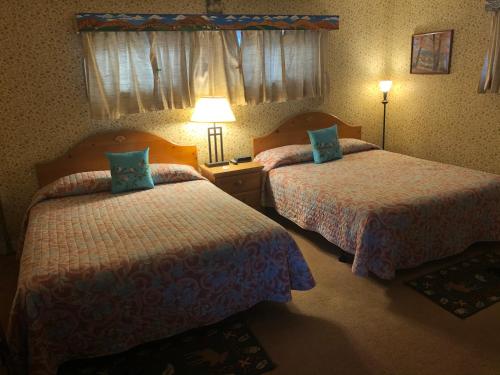 Katil atau katil-katil dalam bilik di Wells River Motel