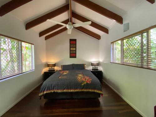 En eller flere senge i et værelse på Daintree Secrets Rainforest Sanctuary