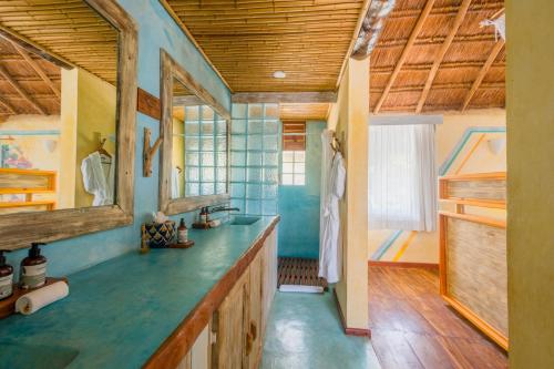 Кухня или мини-кухня в Villa Pescadores Tulum-Beachfront hotel by Ahau Collection
