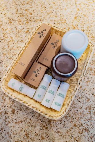 a basket with someentedented candles and a container ofentedentedentedented at Enshi Grand Canyon Yutan Muyun Guesthouse in Enshi