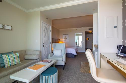 Ruang duduk di FB Miami Beach Tresor Private Luxury Suites