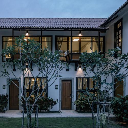 a house with a view of the front of it at Palin Family Cottage in Chiang Rai