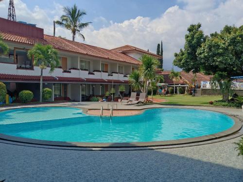 a large swimming pool in front of a building at Hotel Metropole in Batu