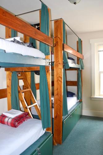 Μία ή περισσότερες κουκέτες σε δωμάτιο στο Green Tortoise Hostel Seattle