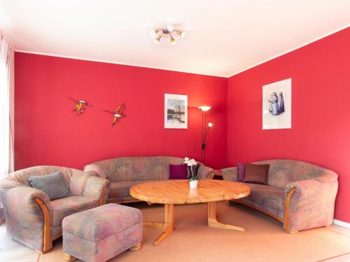 uma sala de estar com dois sofás e uma mesa em Ferienhaus Wolkenlos em Neu Pastitz