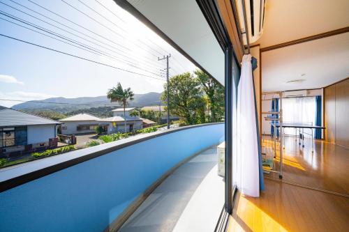 - une vue depuis le balcon d'une maison avec piscine dans l'établissement Hachijyo-island Blue Eight -八丈島ブルーエイト-, à Mitsune