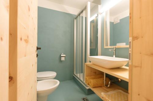 a bathroom with two toilets and a sink at Ferienwohnung Sea Wieserhof in Aldino