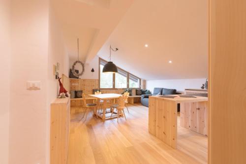 a kitchen and living room with a table and chairs at Ferienwohnung Sea Wieserhof in Aldino