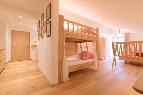 Pokój z łóżkiem piętrowym i schodami w obiekcie Ferienwohnung Schupf Wieserhof w mieście Aldino