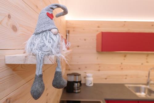 un pájaro de juguete colgando en una pared en una cocina en Ferienwohnung Wold Wieserhof, en Aldino
