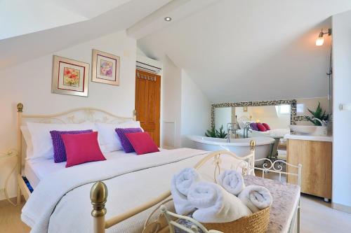 Posteľ alebo postele v izbe v ubytovaní Luxury VILLA MAJA with whirlpool, heated pool, gym, sauna, panoramic sea views