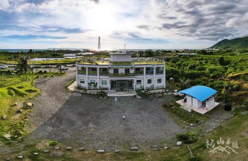 an aerial view of a white house with a blue roof at 枋山六號 in Fangshan