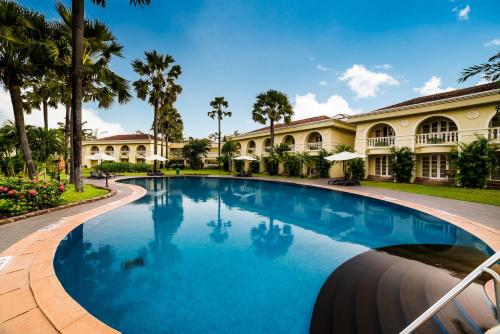 a large swimming pool in front of a building at The Zuri White Sands, Goa Resort & Casino in Varca