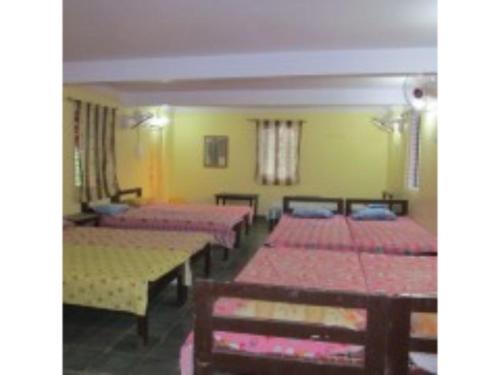 een groep bedden in een kamer bij Annapoorna Farms Villa 6Bhk in Khopoli