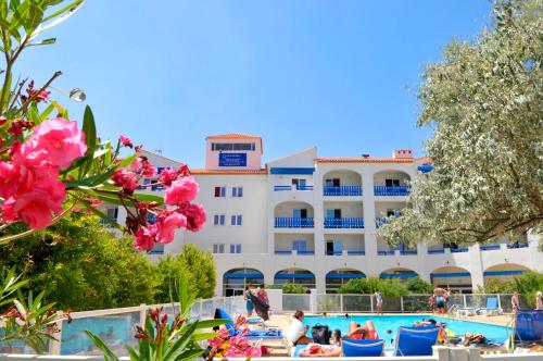 a view of the hotel from the pool at Résidence Goélia Le Grand Bleu in Le Barcarès