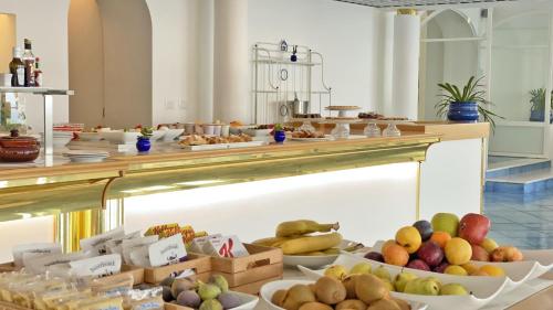 a buffet with many different types of fruits and vegetables at Grand Hotel Tritone in Praiano