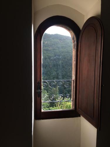 an arched window in a building with a view at LA CASETTA in Vallo di Nera