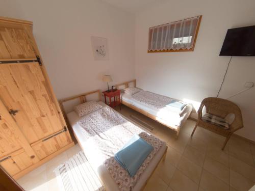 an overhead view of a room with two beds at Kun Pista Vendégház in Vértesboglár
