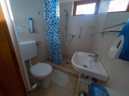 a small bathroom with a toilet and a sink at Kun Pista Vendégház in Vértesboglár
