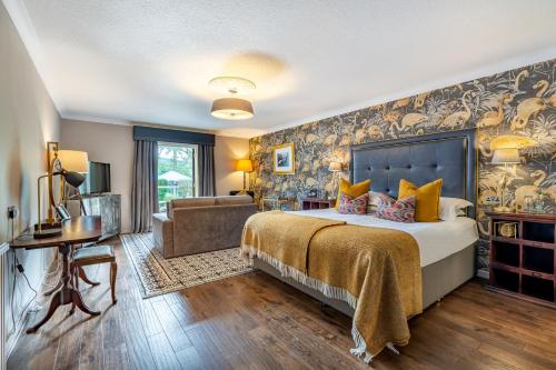 une chambre d'hôtel avec un lit et un canapé dans l'établissement Banchory Lodge Hotel, à Banchory