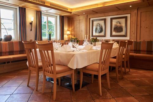 a dining room with a table and some chairs at Esloher Brauhaus in Eslohe